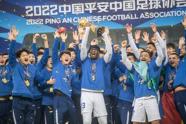 空姐身世的张嘉欣（杨思琦 饰）平生寻求浪漫的恋爱，无奈情路曲折，俄然颁布发表要和钻石王老五Gary（李铭顺 饰）成婚。同是空姐身世的三位好姐妹（张可颐、刘心悠、卫诗雅 饰）一同在马来西亚见证嘉欣年夜婚，嘉欣却临阵畏缩，宁做落跑新娘一路出逃到杭州疗情伤。在情场中寻覓的没有脚的小飞鸟，最后被艺术折服，方停下脚步……一个商场中的铁娘子，觉得抓紧老公不放会欢愉，最后知痛，罢休，才获得摆脱的欢愉。 一个极之正视外表的OL，三天以内180度改变，她真正需要的是有承当、能解决题目的汉子，结壮的糊口才会令她欢愉。一个宅女，找到一个会令她笑的汉子，就欢愉了。三姐妹若何赏罚贱男为姐妹复仇？这出笑剧又将若何结束？